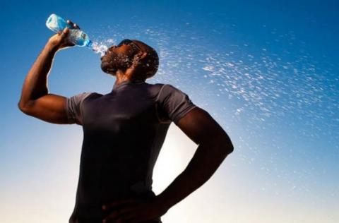 Amalkan doa ini saat terdesak minum sambil berdiri